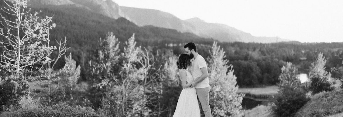 Unleashed Elopements – Oregon Elopement Photographer