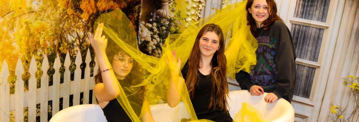 And Pose Selfie Salon